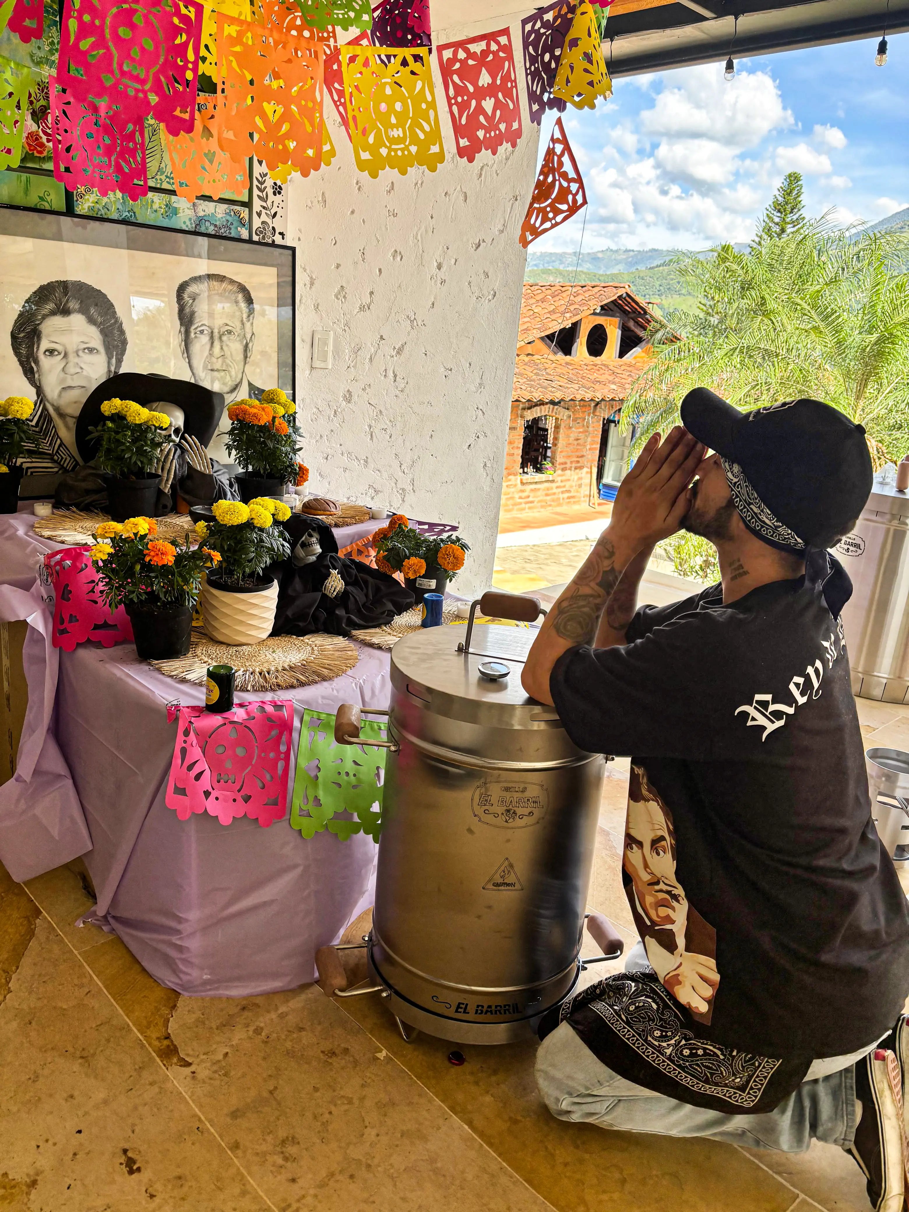 Cargar video: Desde nuestro taller en Colombia, cada barril sale fabricado en acero inoxidable 304 — el mismo grado que usan las cocinas profesionales. No se oxida. No se deforma. Aguanta décadas de asados familiares.Hoy viajan a patios, terrazas y jardines de todo México. Con 3 años de garantía, envío gratis y 12 cuotas sin interés — porque el rey del asado merece equipo a la altura.